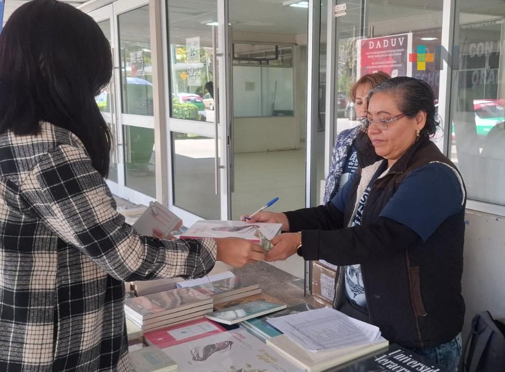 Remates de libros benefician a estudiantes universitarios