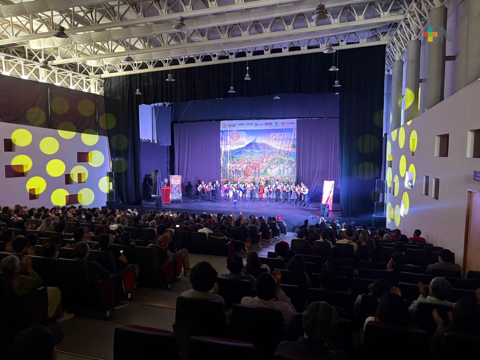 Infantes mantienen vivo el romanticismo de las rondallas