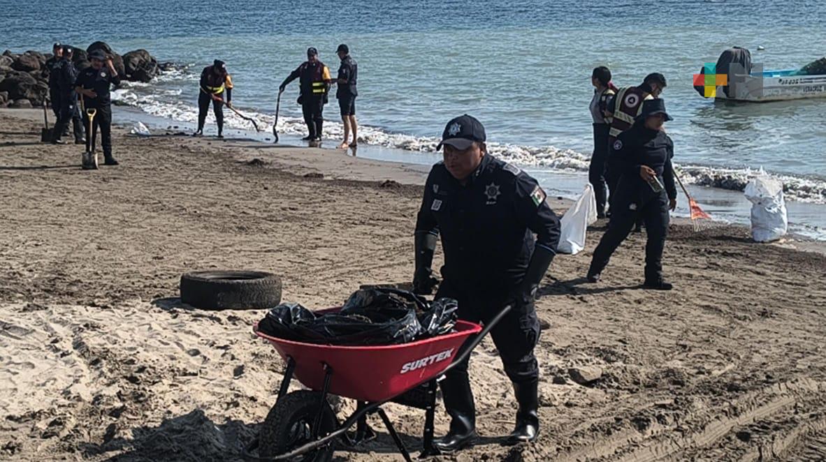 Policías estatales se suman a la limpieza de playas del puerto de Veracruz