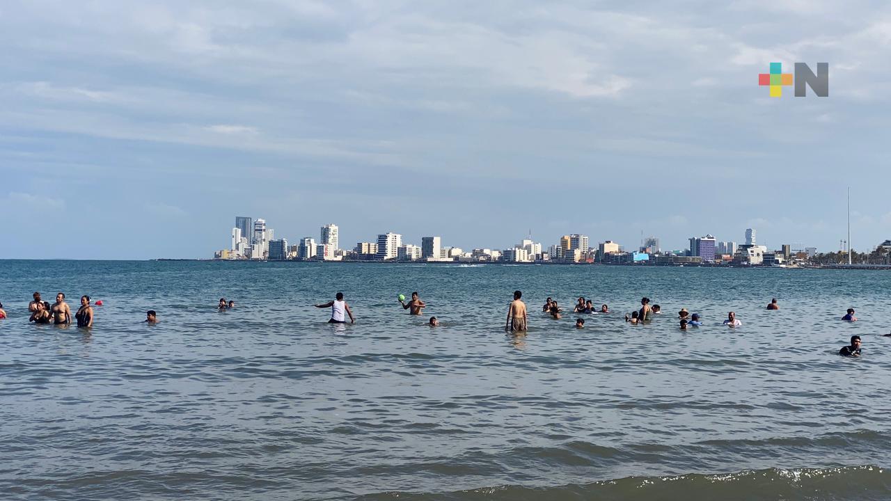 Vacacionistas comienzan a llegar a las playas de Veracruz
