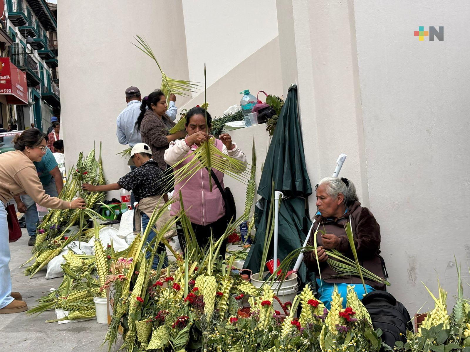 Palmas tejidas, una tradición que cobra vida cada Domingo de Ramos