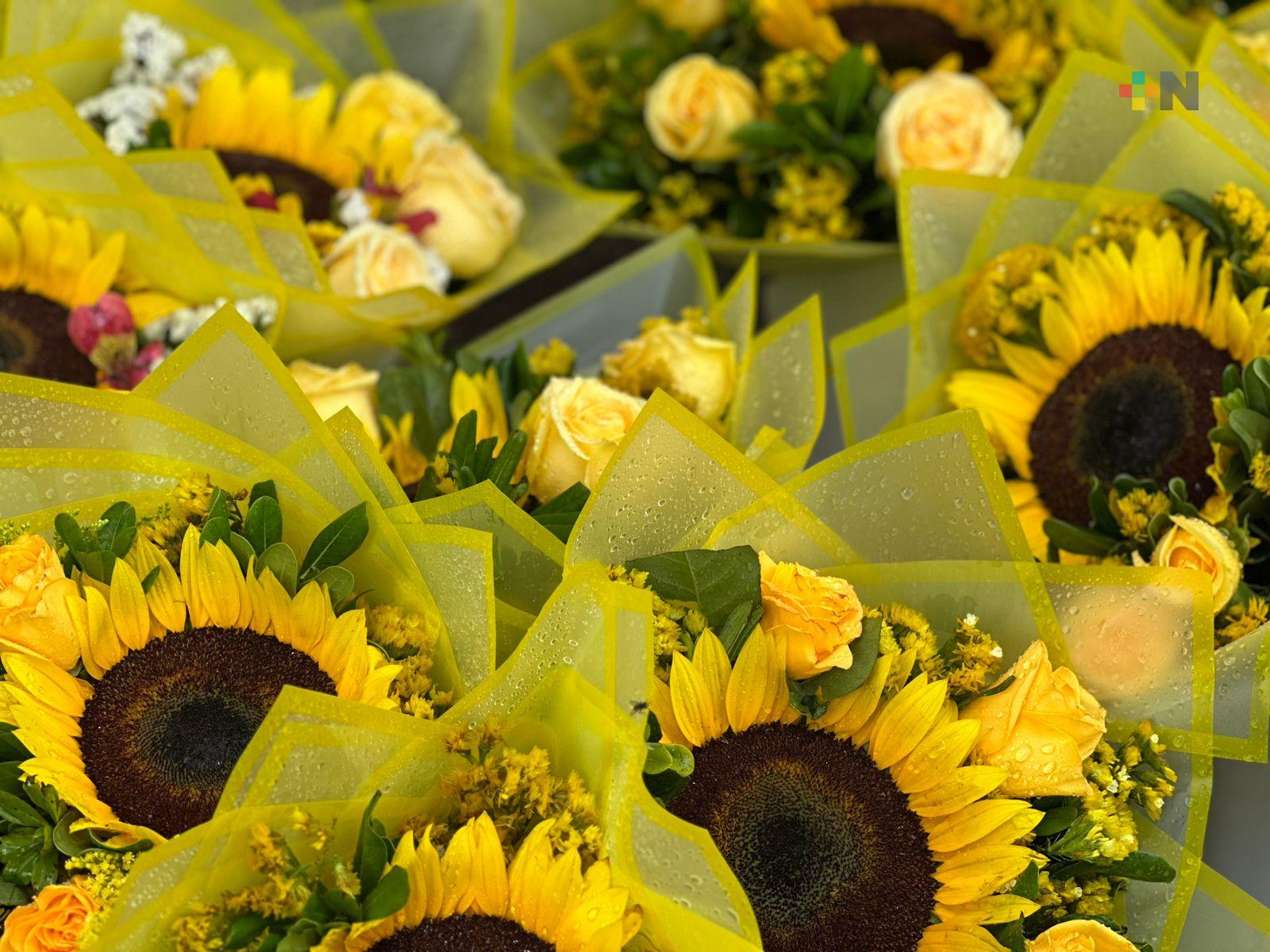 Regalar flores amarillas, una tradición cada vez más popular en Coatzacoalcos