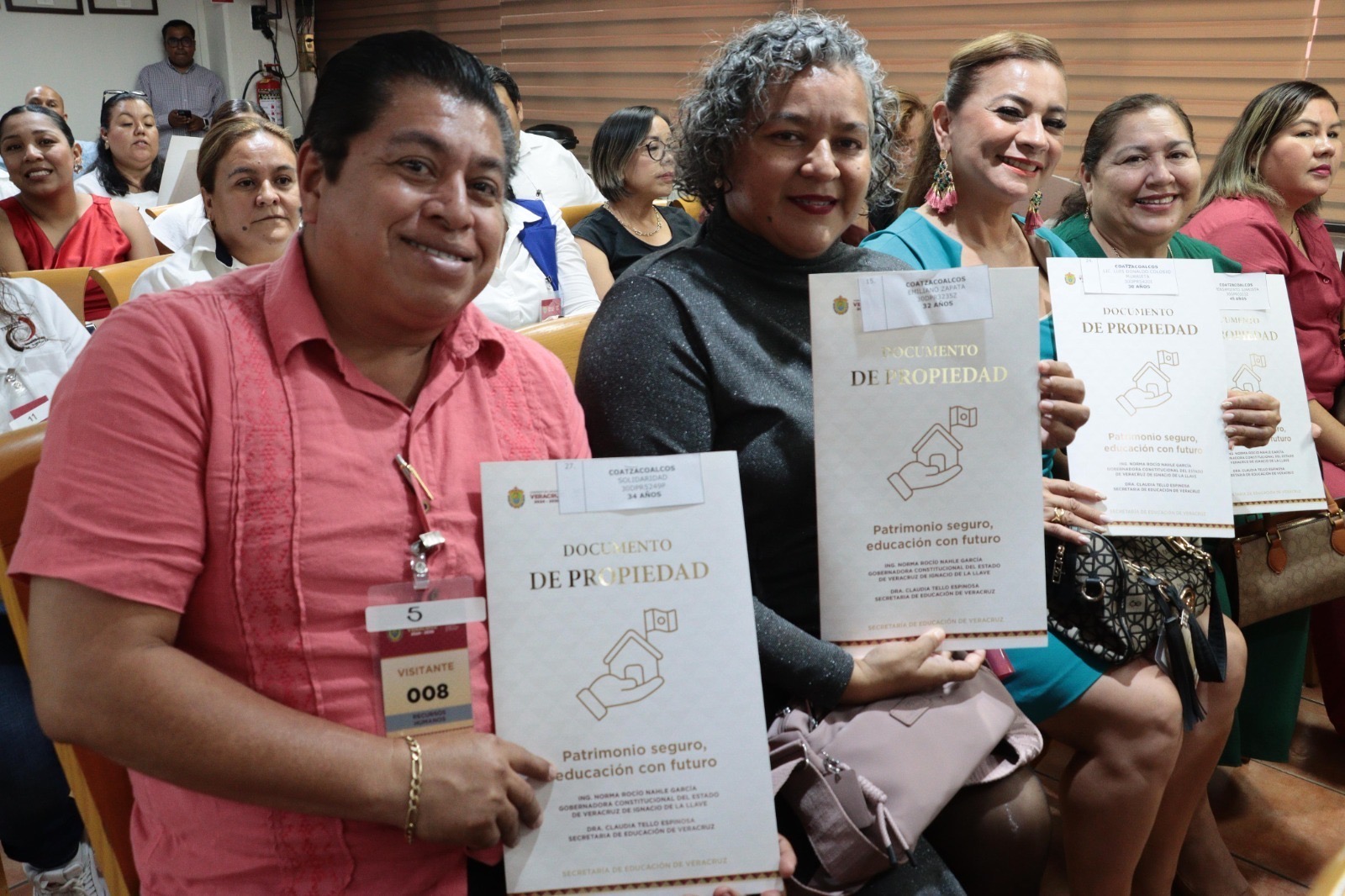 SEV entrega títulos de propiedad a 54 escuelas; destacan planteles con 94 años