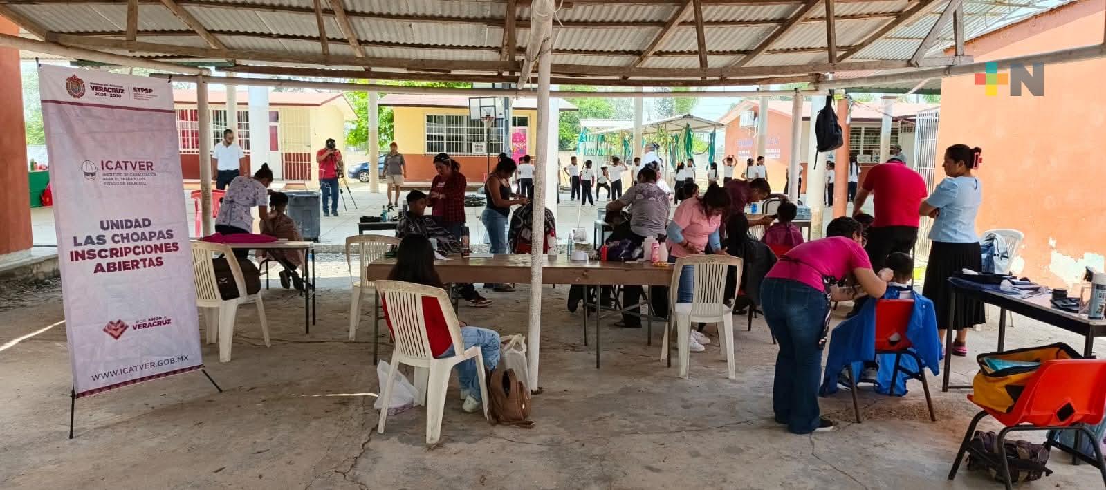 Icatver realiza jornada extramuros con servicios y capacitación en Las Choapas