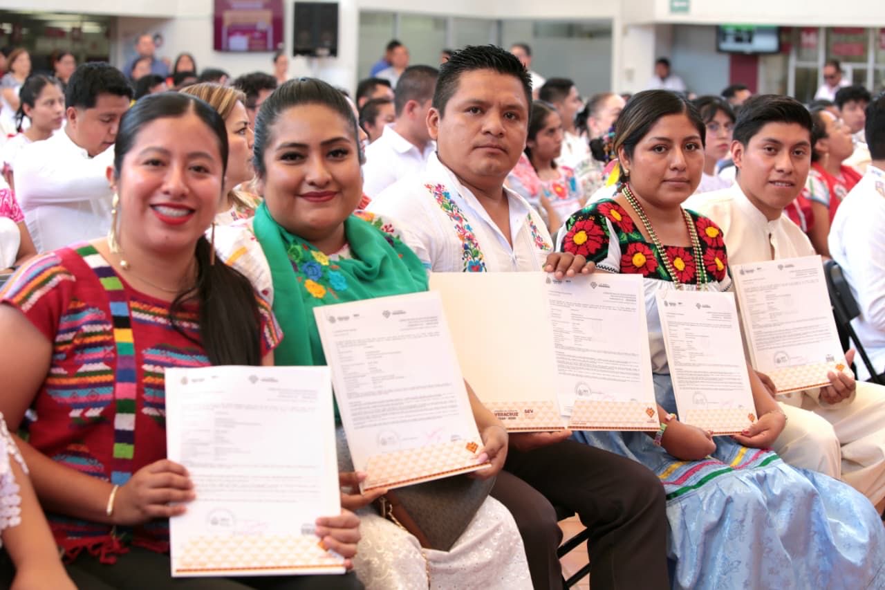 Entrega SEV órdenes de presentación a docentes de educación indígena