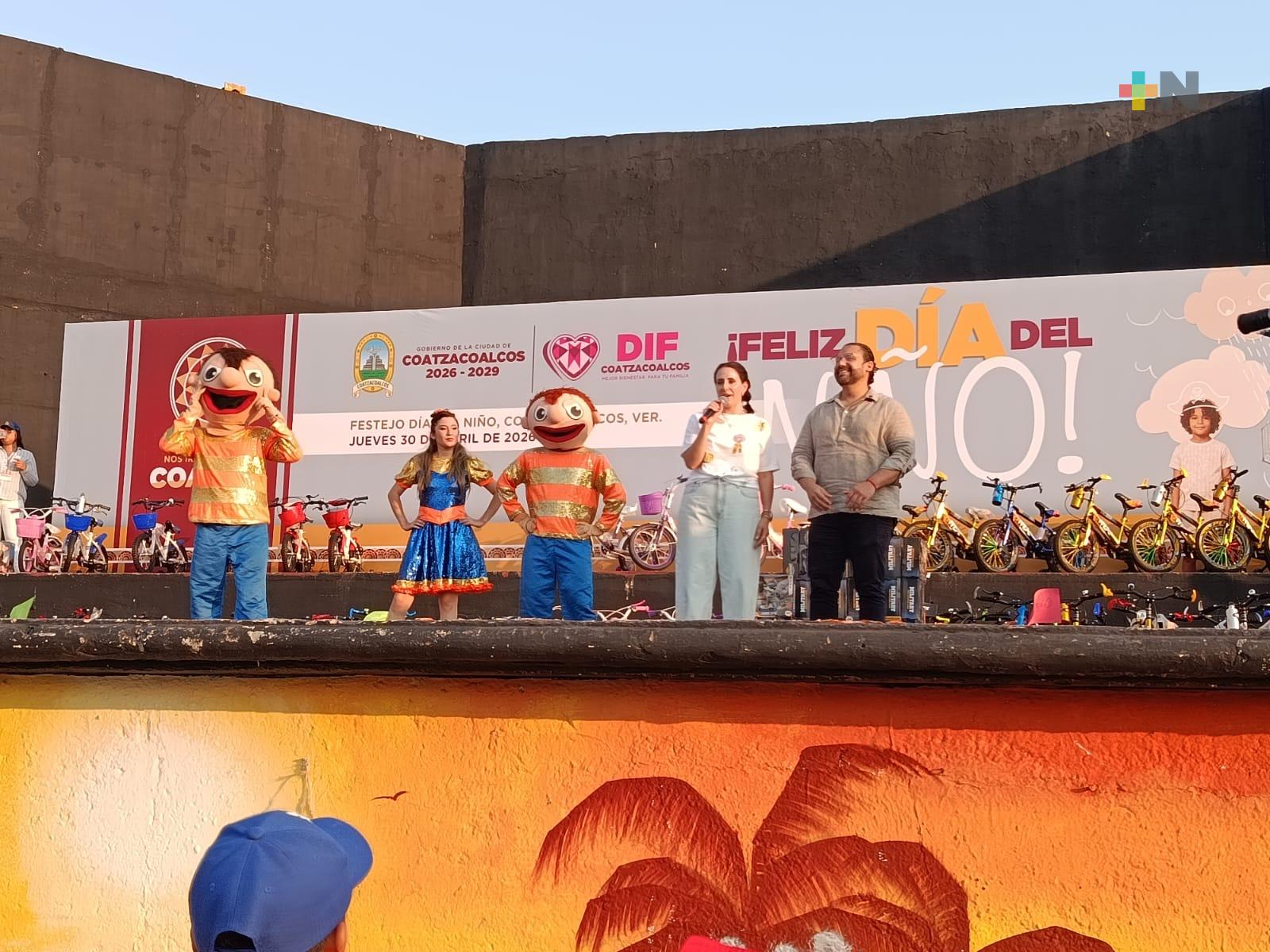 Niñas y niños celebran su día con alegría en Coatzacoalcos