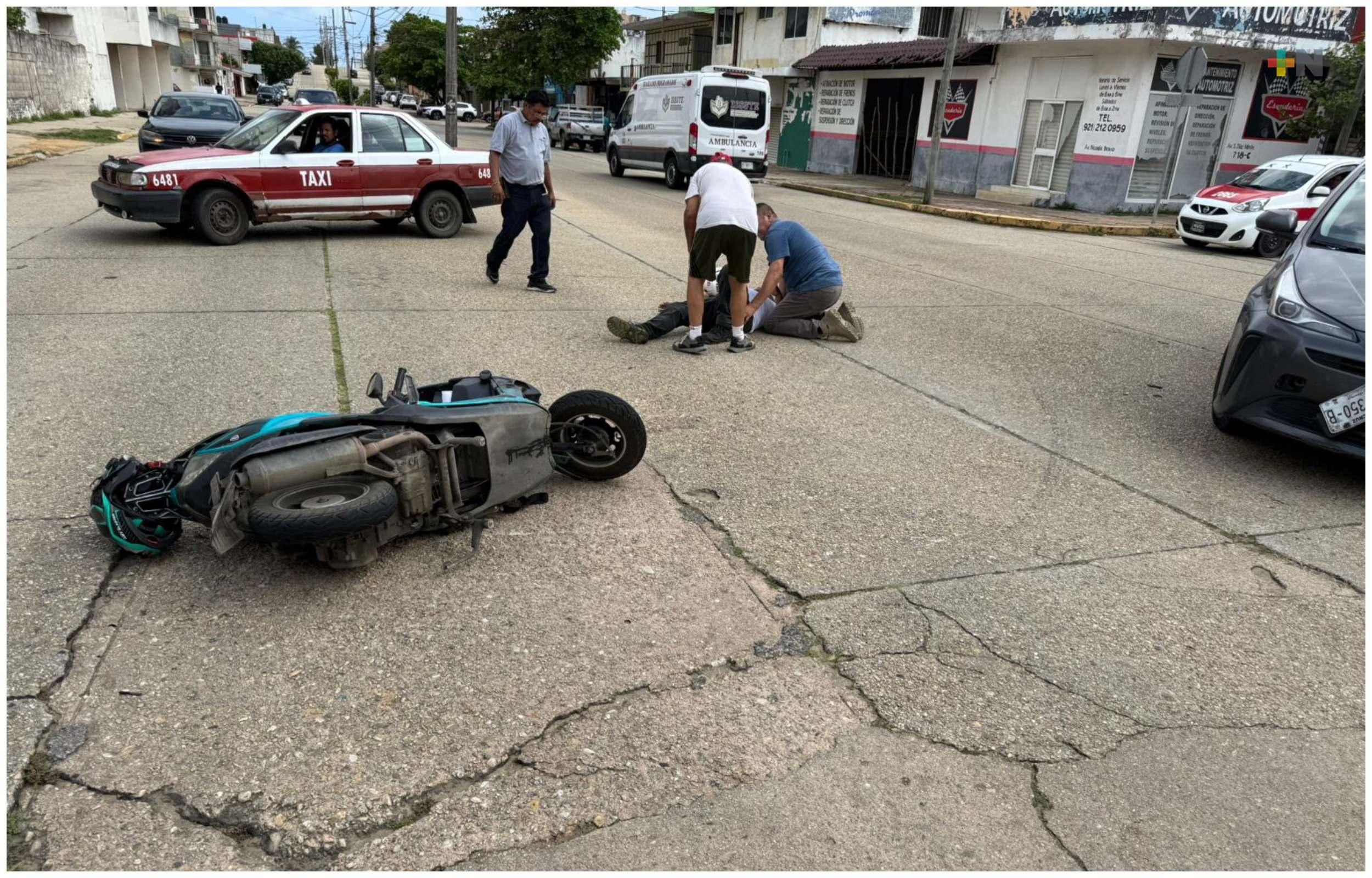 Auto particular arroya a motociclista en centro de Coatzacoalcos