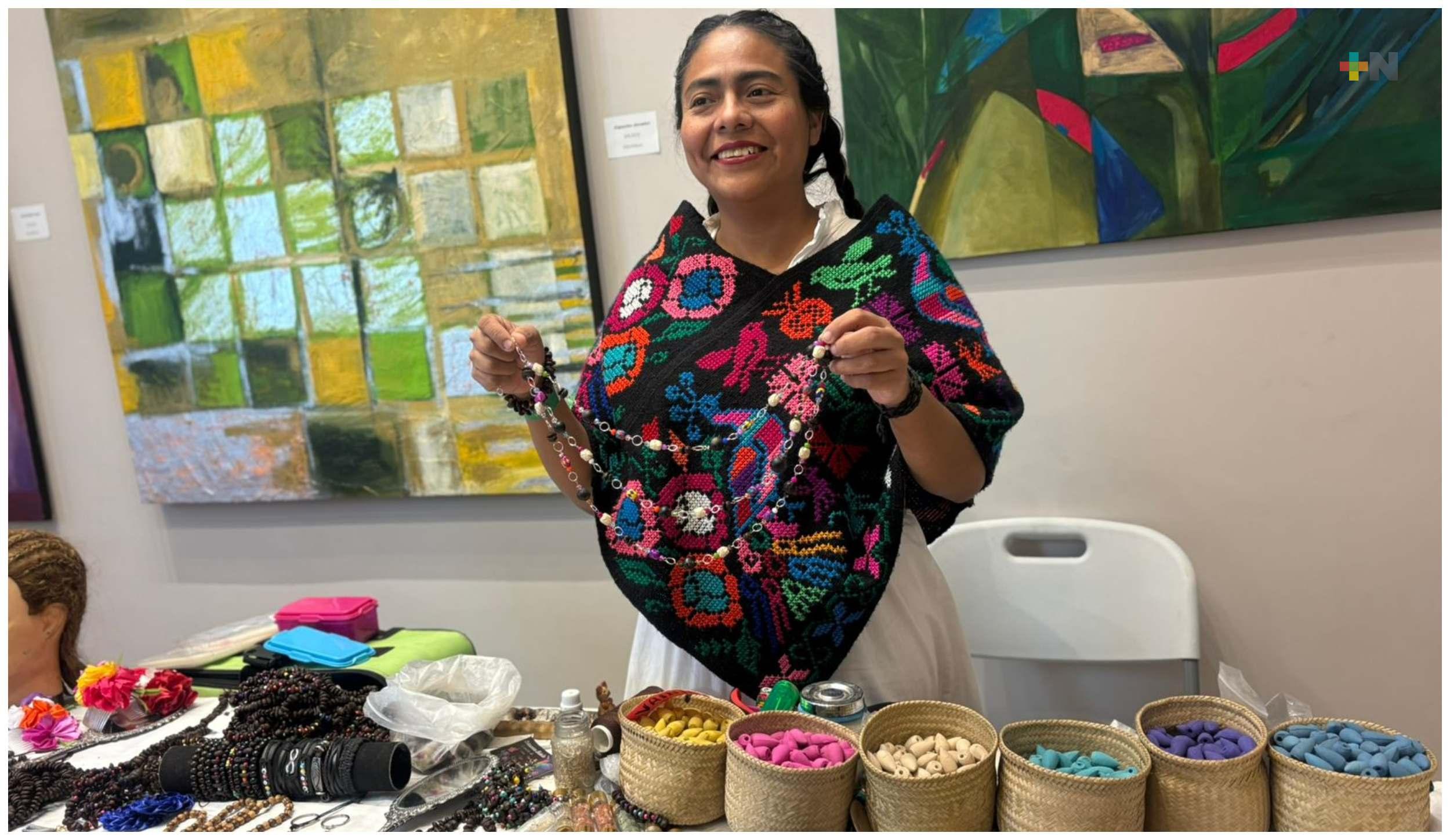 Artesanas de Xalapa rescatan tradición con joyería hecha de materiales naturales