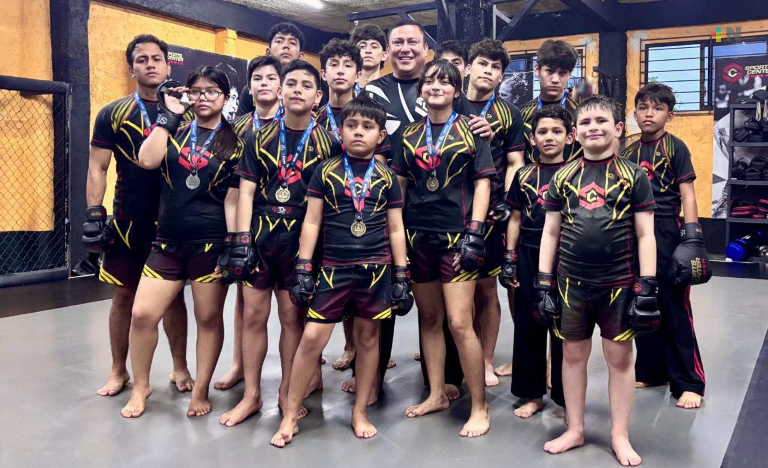 Peleadores de Coatza destacaron en selectivo estatal de artes marciales mixtas