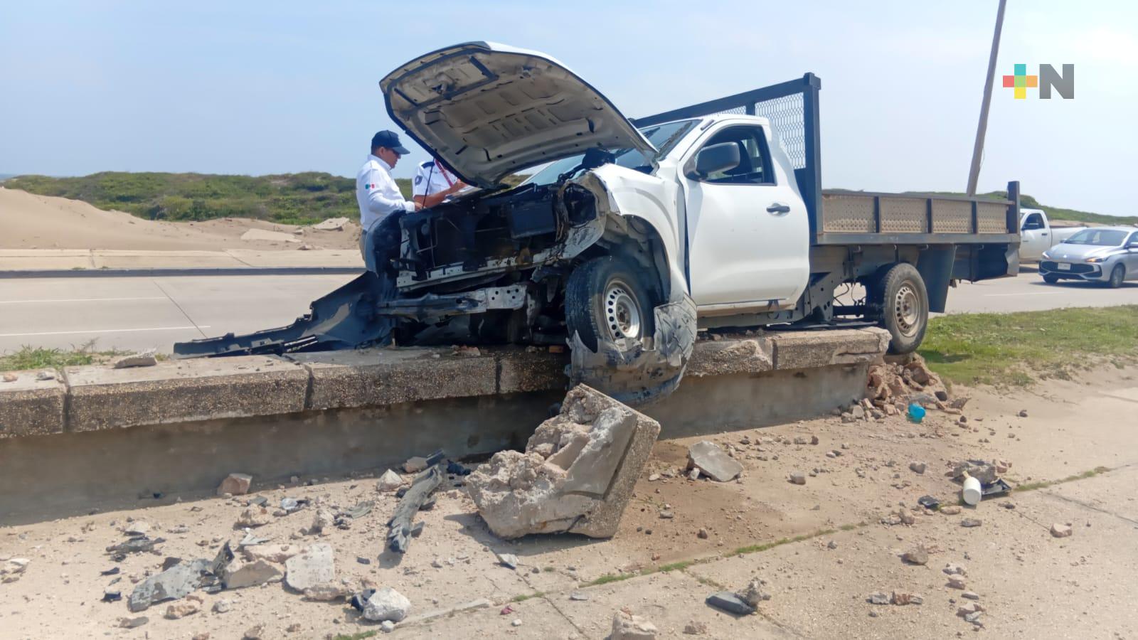 Auto choca contra malecón en Coatza y lesiona a un joven
