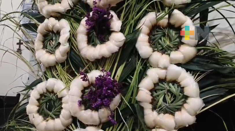 En la sierra de Zongolica artesanos adornan iglesias con elaborados arcos de hoja