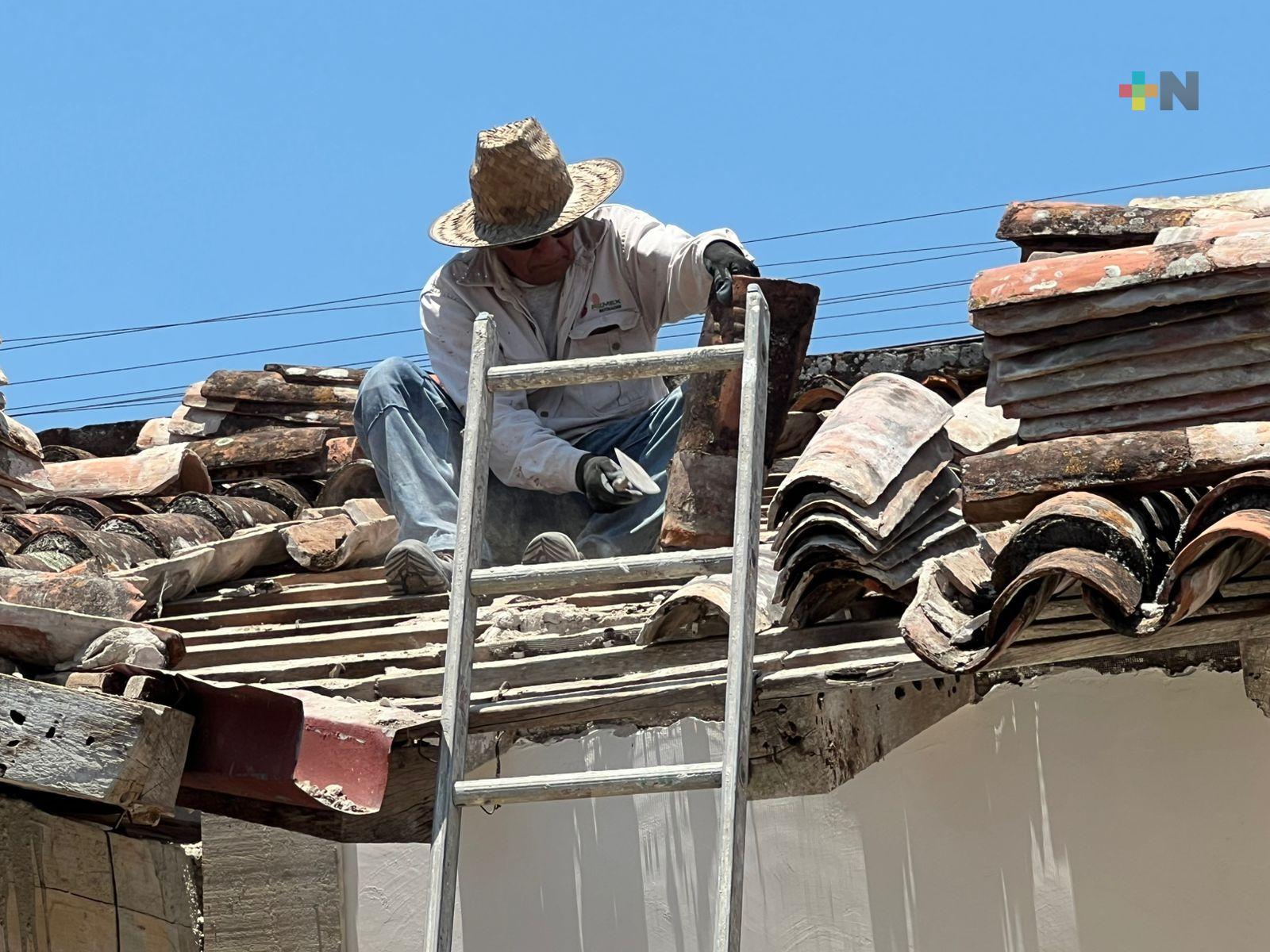 Albañiles preservan la esencia histórica de Tlacotalpan bajo intensas temperaturas