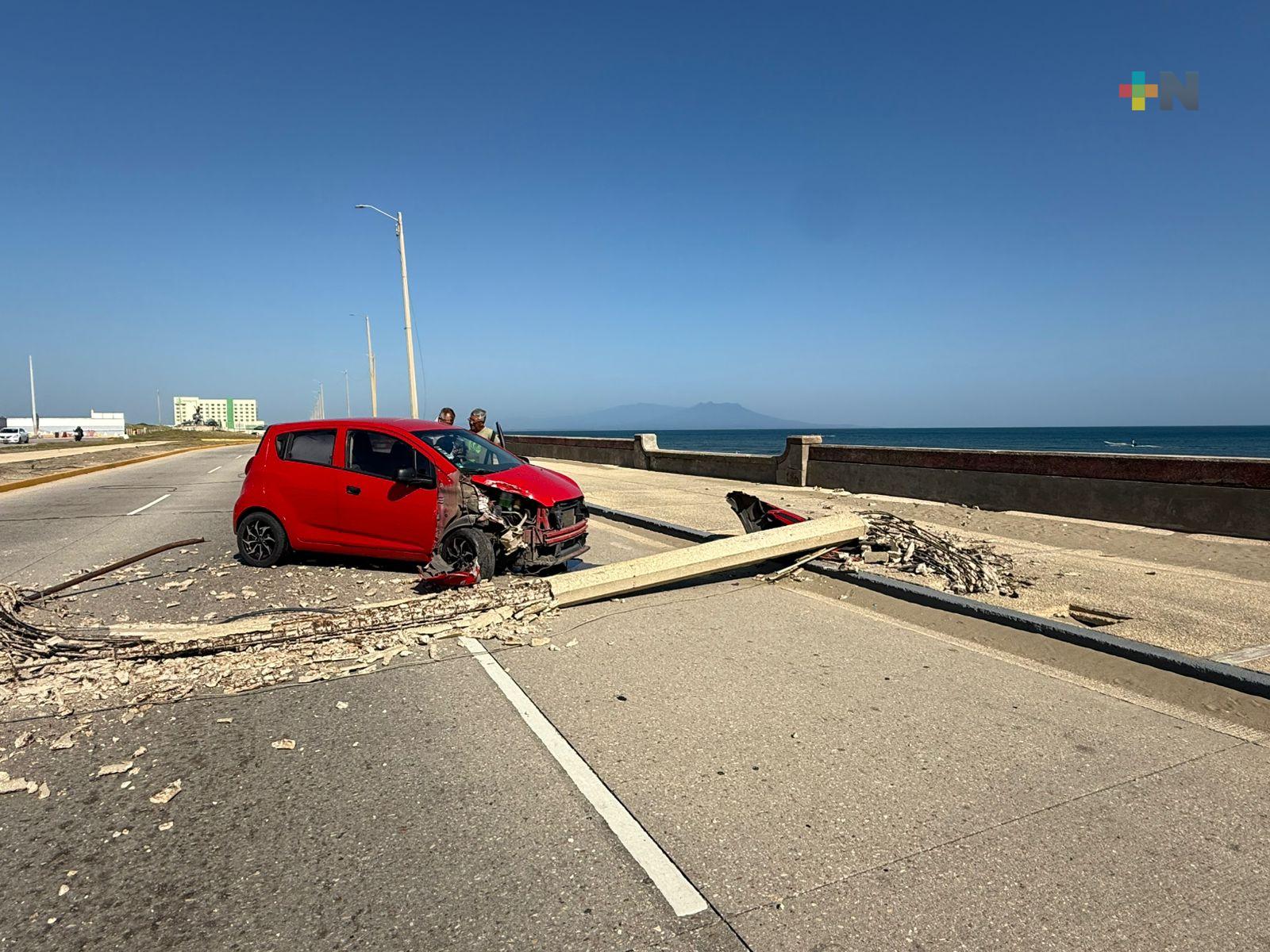 Automovilista derriba poste en malecón de Coatzacoalcos