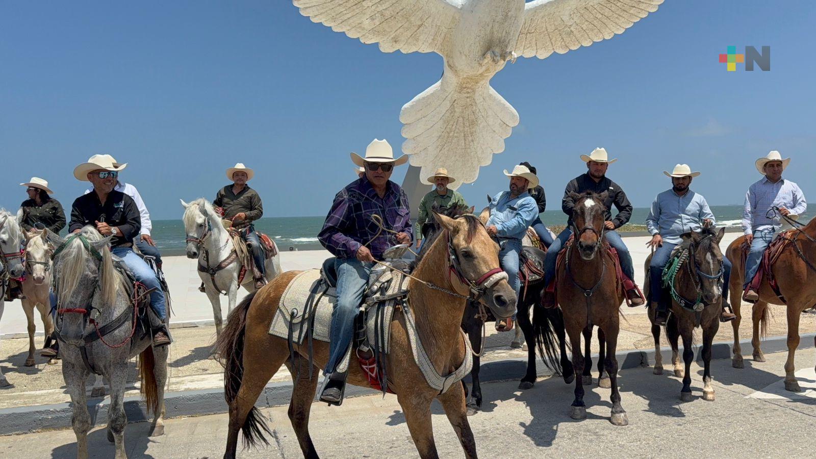 Realizan cabalgata en Coatzacoalcos