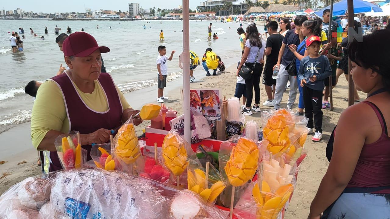 Comerciante de fruta de Villa del Mar invita a turistas a disfrutar las playas limpias
