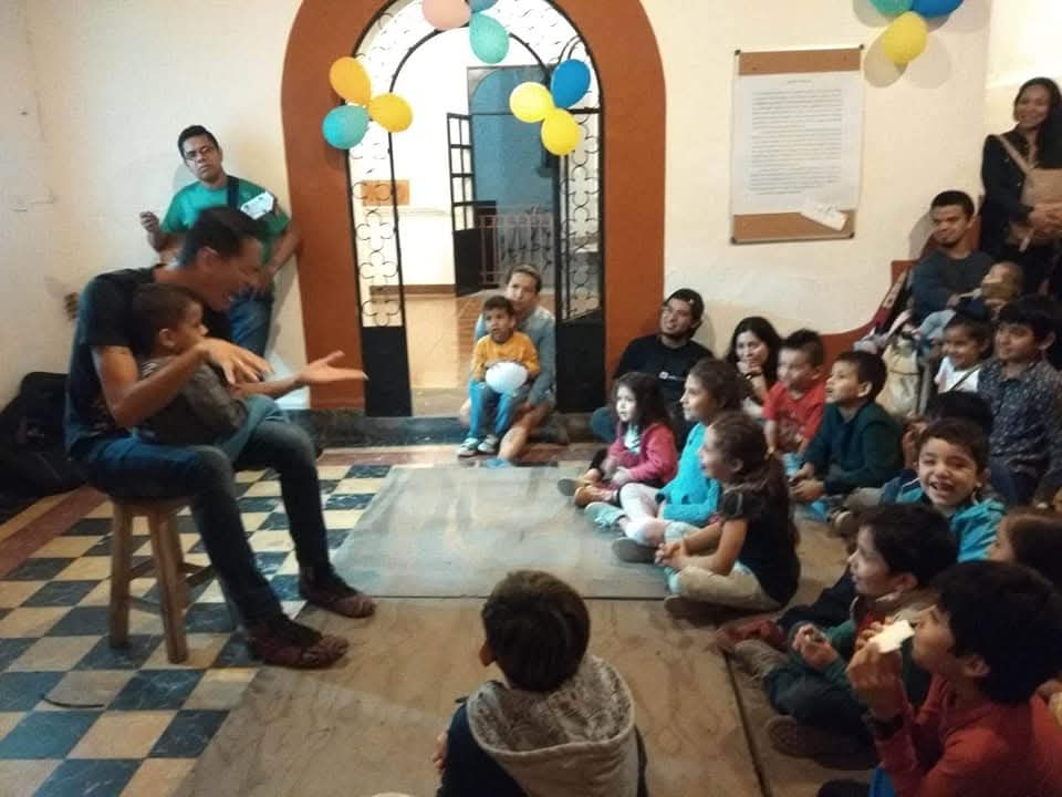 Leer cuentos a infantes les ayuda a crecer cognitiva y emocionalmente