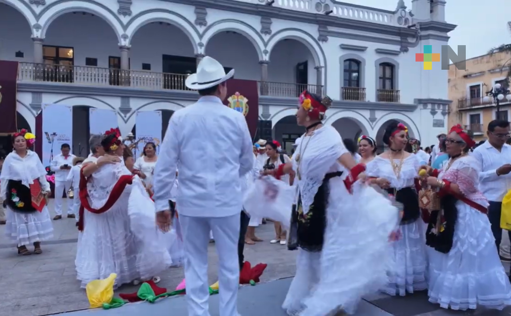 Color y tradición llenan el puerto con el Desfile de la Veracruzaneidad
