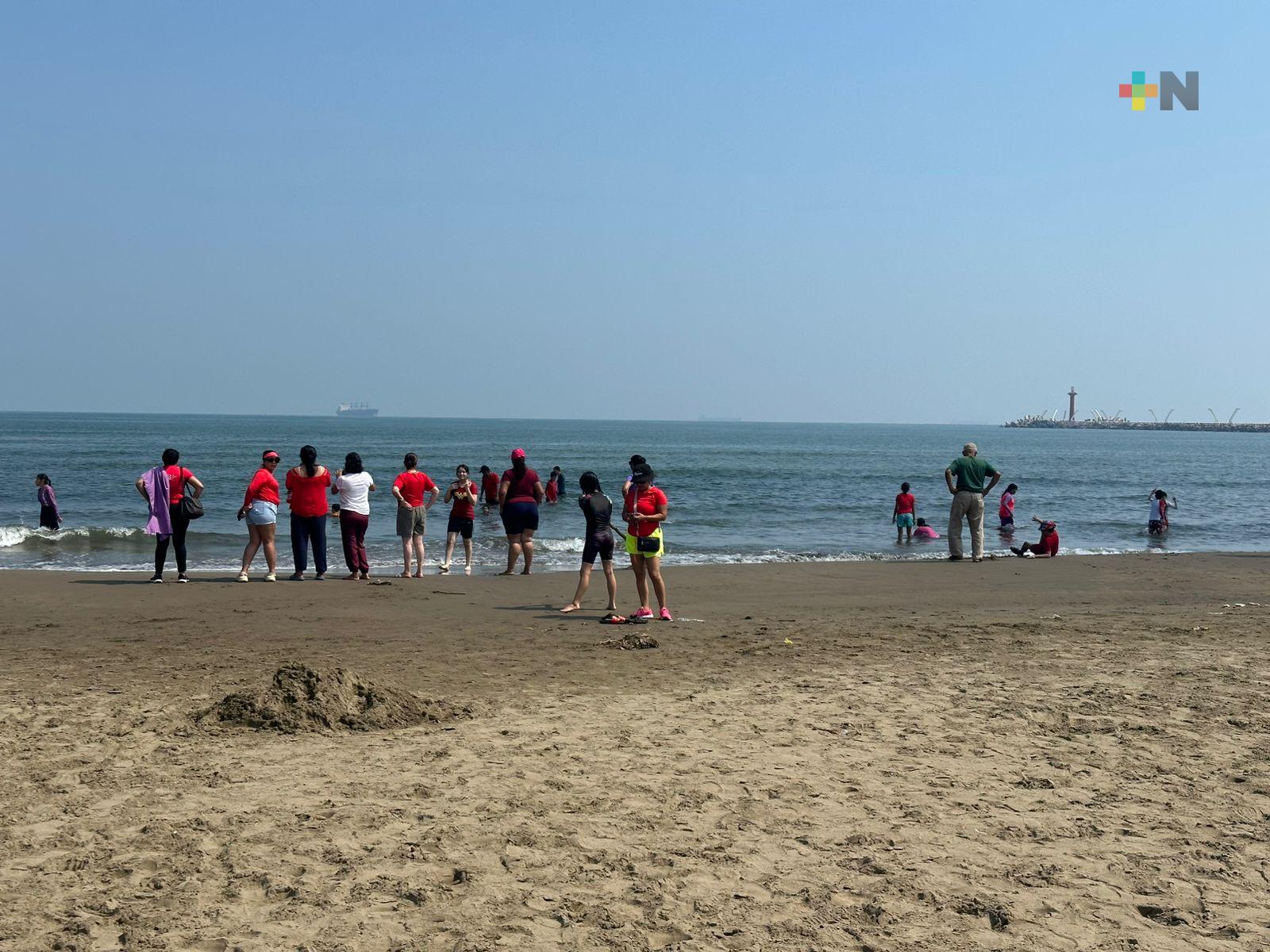 Escuela primaria de Coatza celebra Día del Niño en la playa