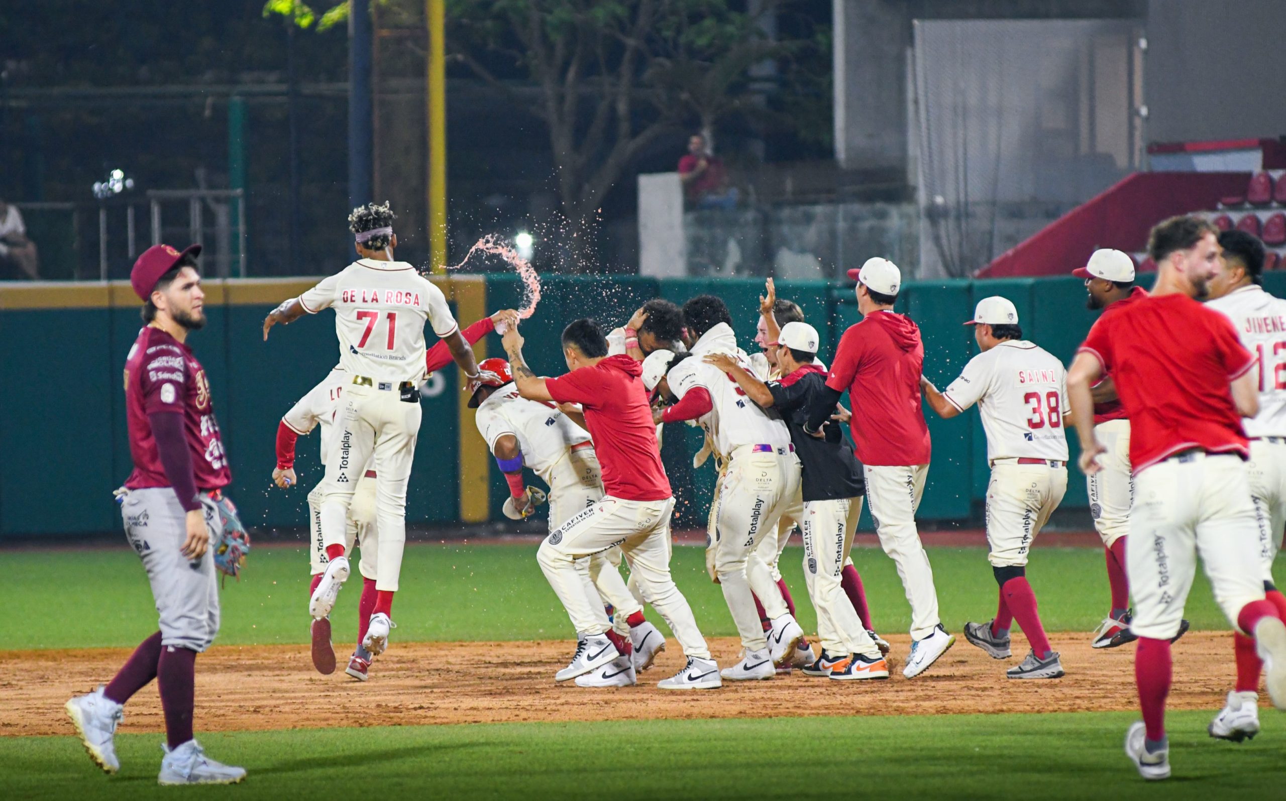 El Águila amarra serie en extrainnings