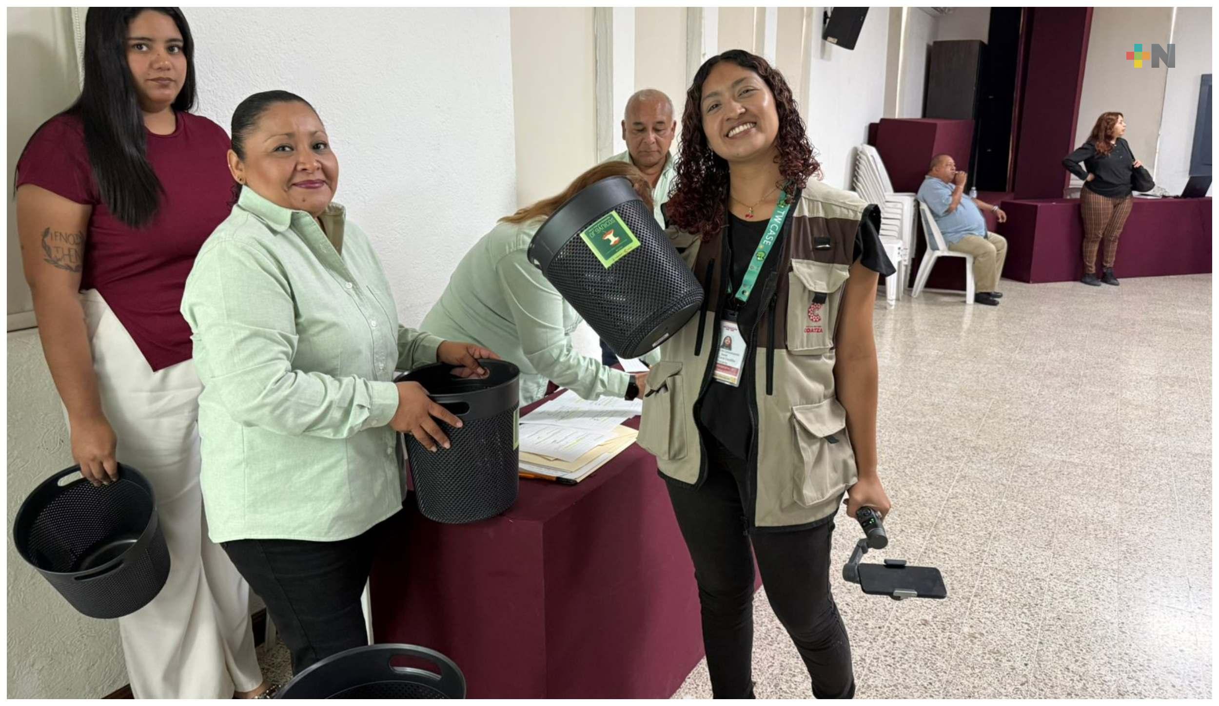Empleados del municipio de Coatzacoalcos reciben cestos para separar residuos orgánicos