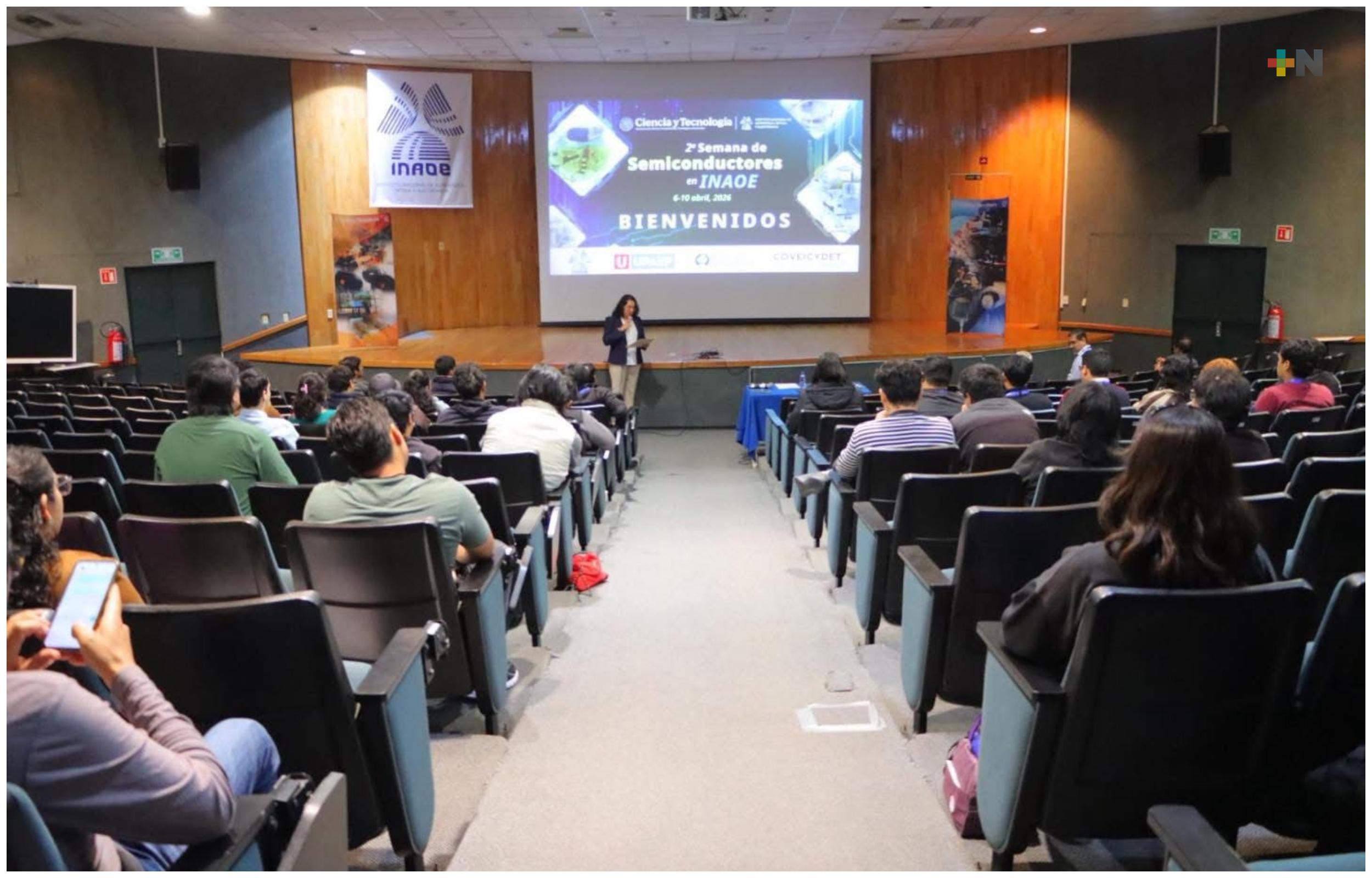 Estudiantes veracruzanos participan en Semana de Semiconductores en Puebla