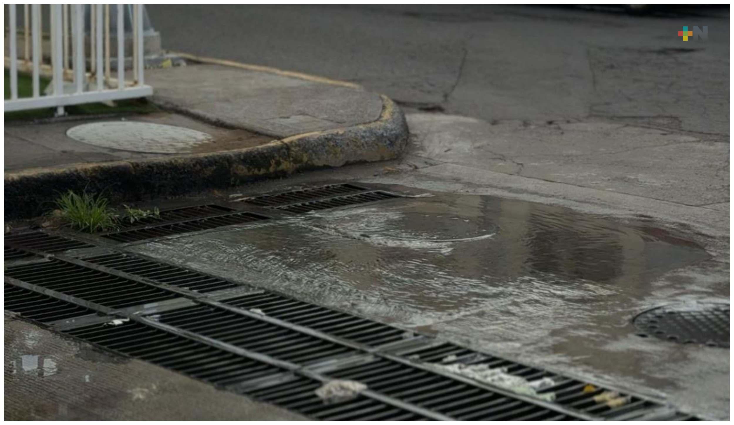 Fuga de aguas negras causa molestia a vecinos en colonia de Boca del Río