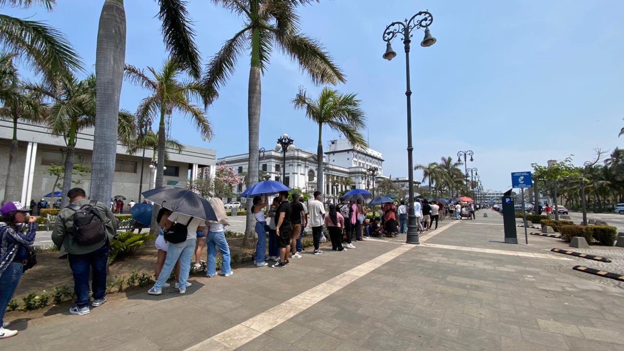 Festival Puerto Sonoro atrae a cientos de espectadores; largas filas para obtener un lugar