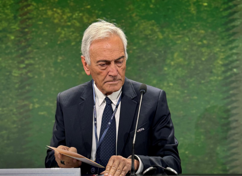 Renuncia presidente de Federación Italiana de Futbol