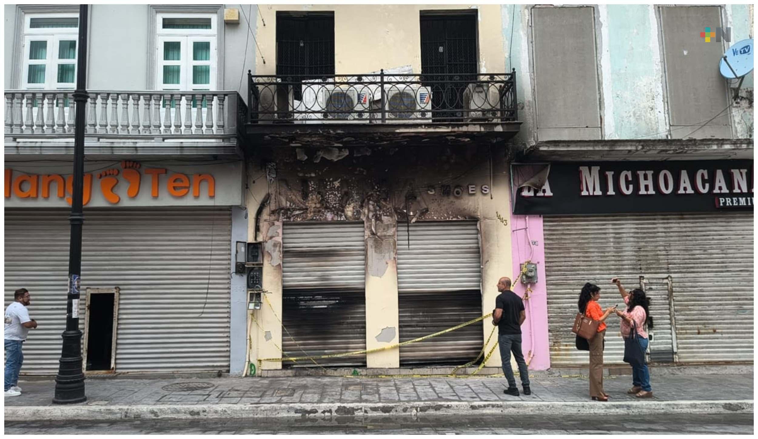 Corto circuito ocasiona incendio en zapatería de Veracruz