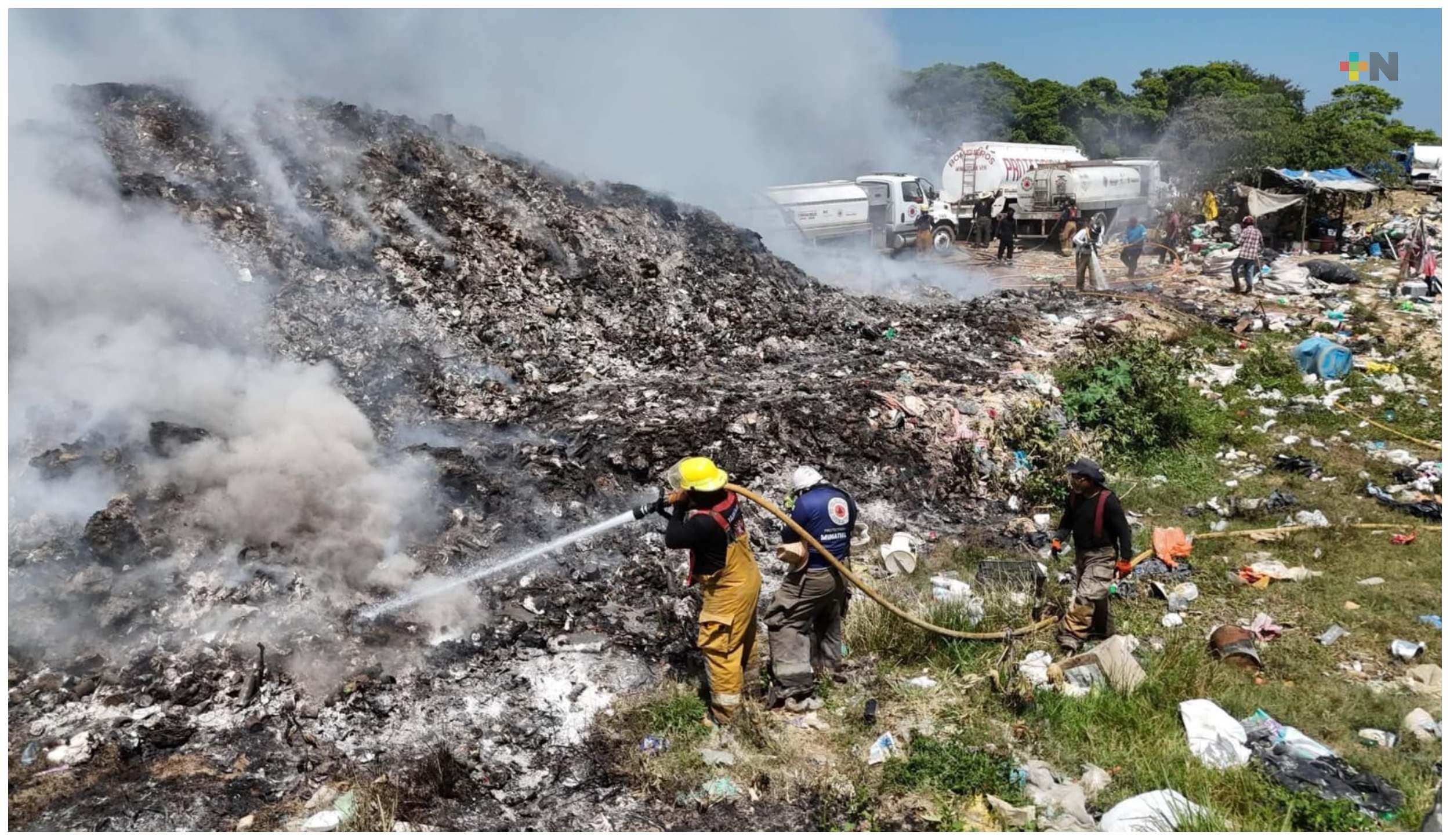 Cuerpos de emergencia combaten incendio en basurero de Agua Dulce