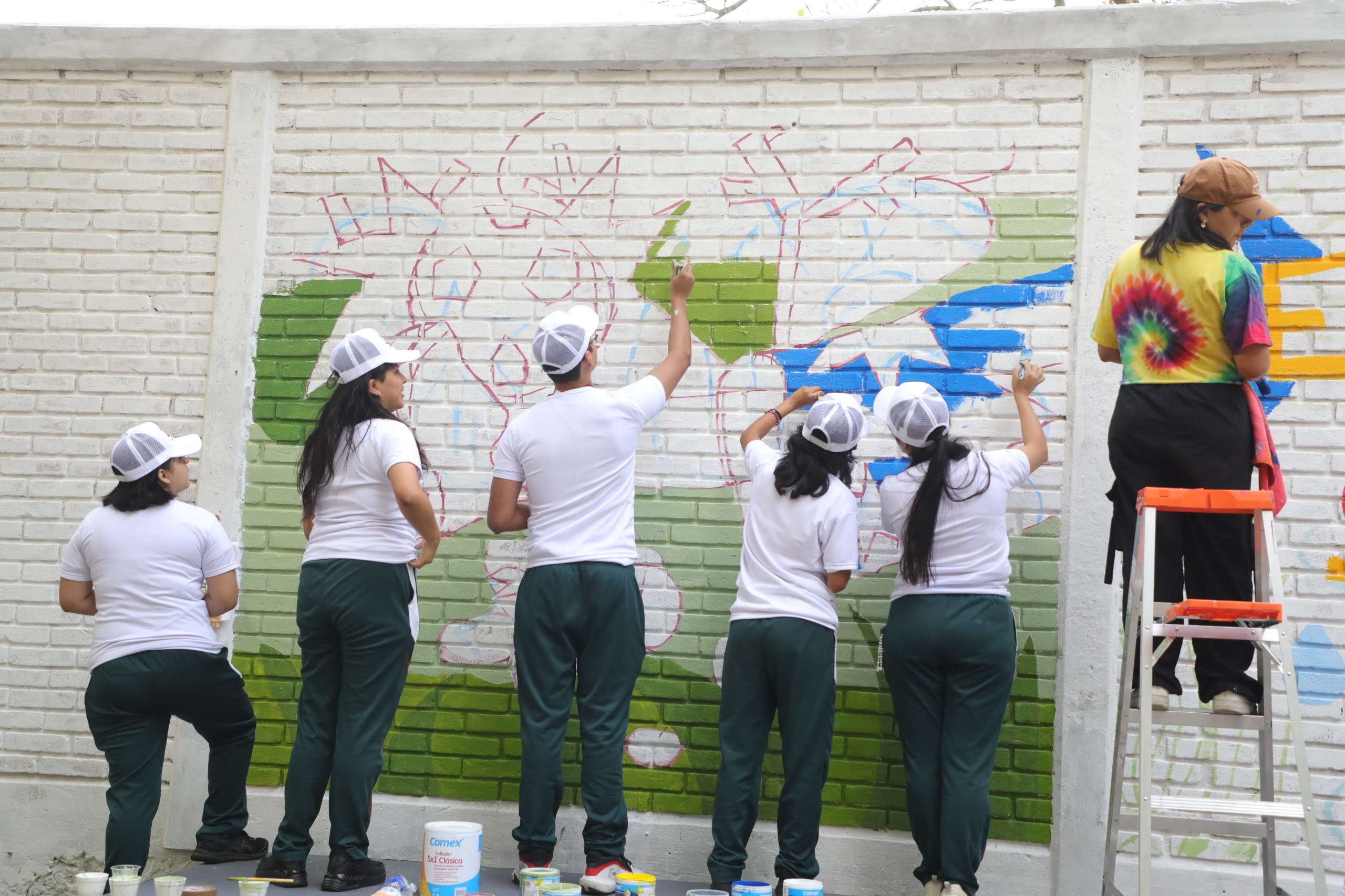 Juventudes transforman espacios con Tequios por la Tierra y Murales Mundialistas