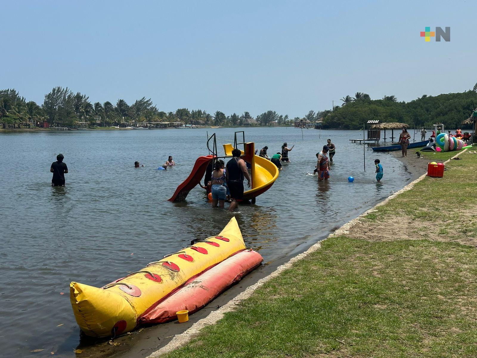 Llegan familias a playa Las Barrillas en Coatzacoalcos