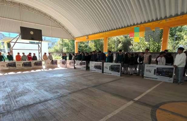 SEV entrega mobiliario en telesecundaria de Huayacocotla