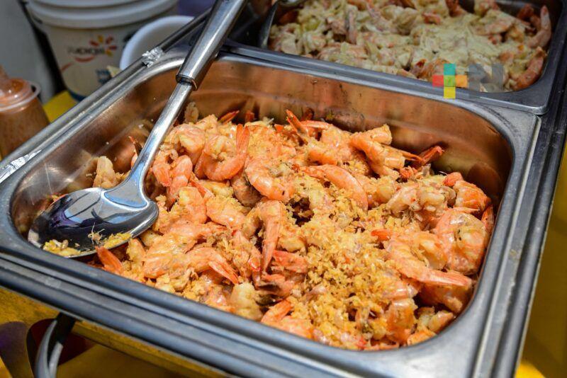 Comer pescado y marisco en Semana Mayor, de tradición religiosa a convivencia social