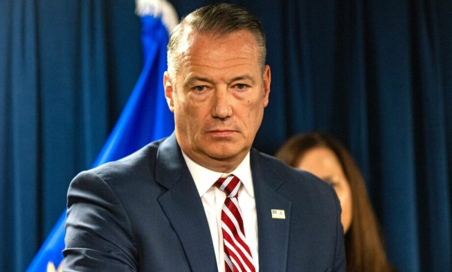 Renuncia director del ICE