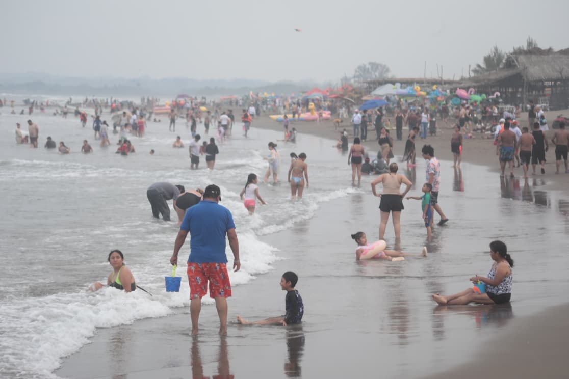 Playas limpias, ambiente familiar y mucha diversión: visitantes recomiendan Chachalacas