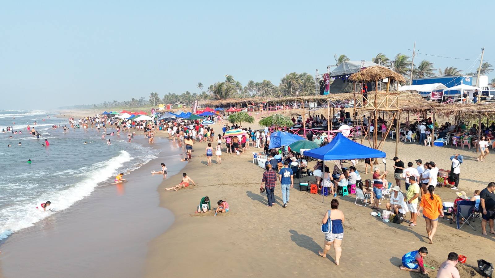Gente disfruta de la playa Las Palmitas en Agua Dulce