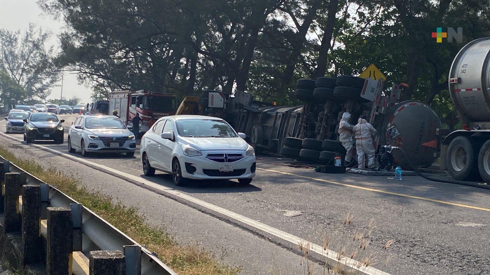 Pipa con ácido acético volcó en puente Caracol de Coatzacoalcos