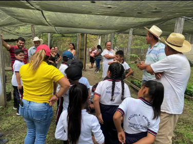 Infantes de primaria aprenden a sembrar y cuidar árboles en Zontecomatlán