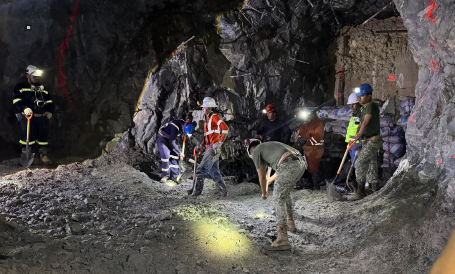 Rescatan con vida a trabajador de la mina Santa Fe