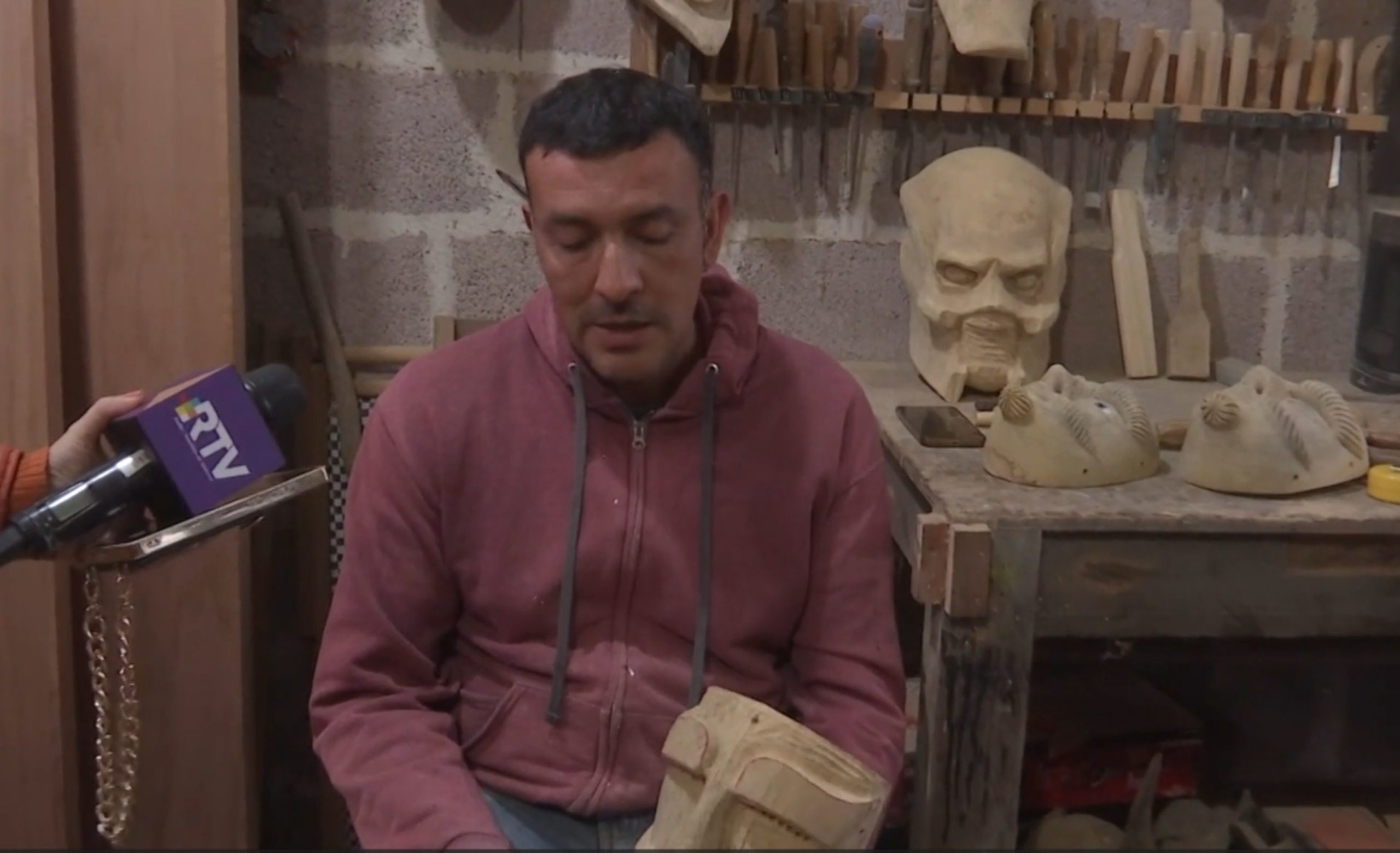 Artesano de Naolinco preserva tradición de la elaboración de máscaras