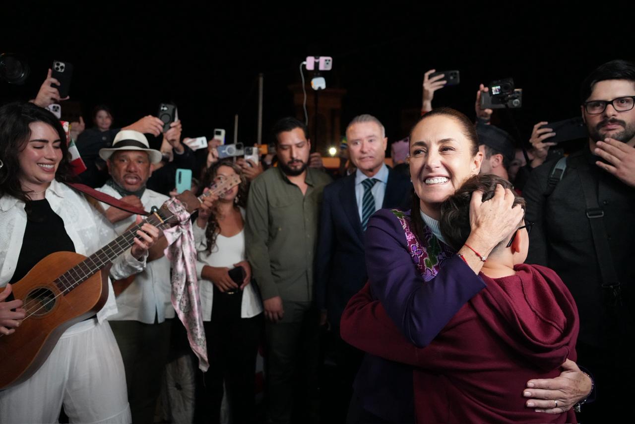 Cálido recibimiento con son jarocho a la Presidenta en Barcelona