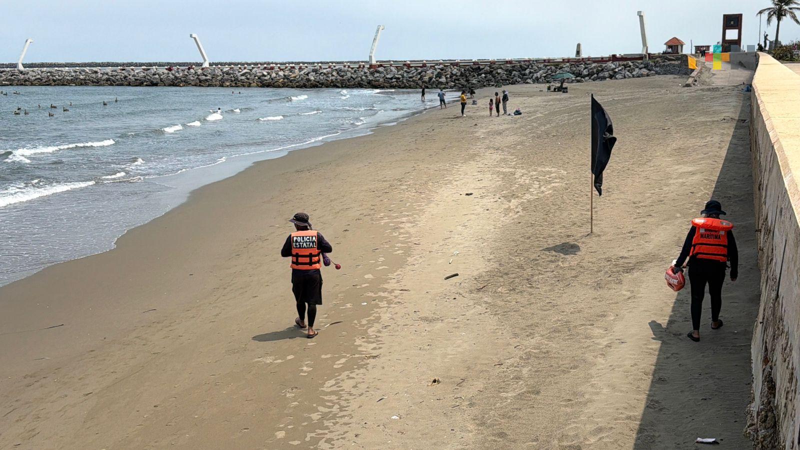 Piden a bañistas respetar alertas de peligro con banderas rojas o negras en Coatza