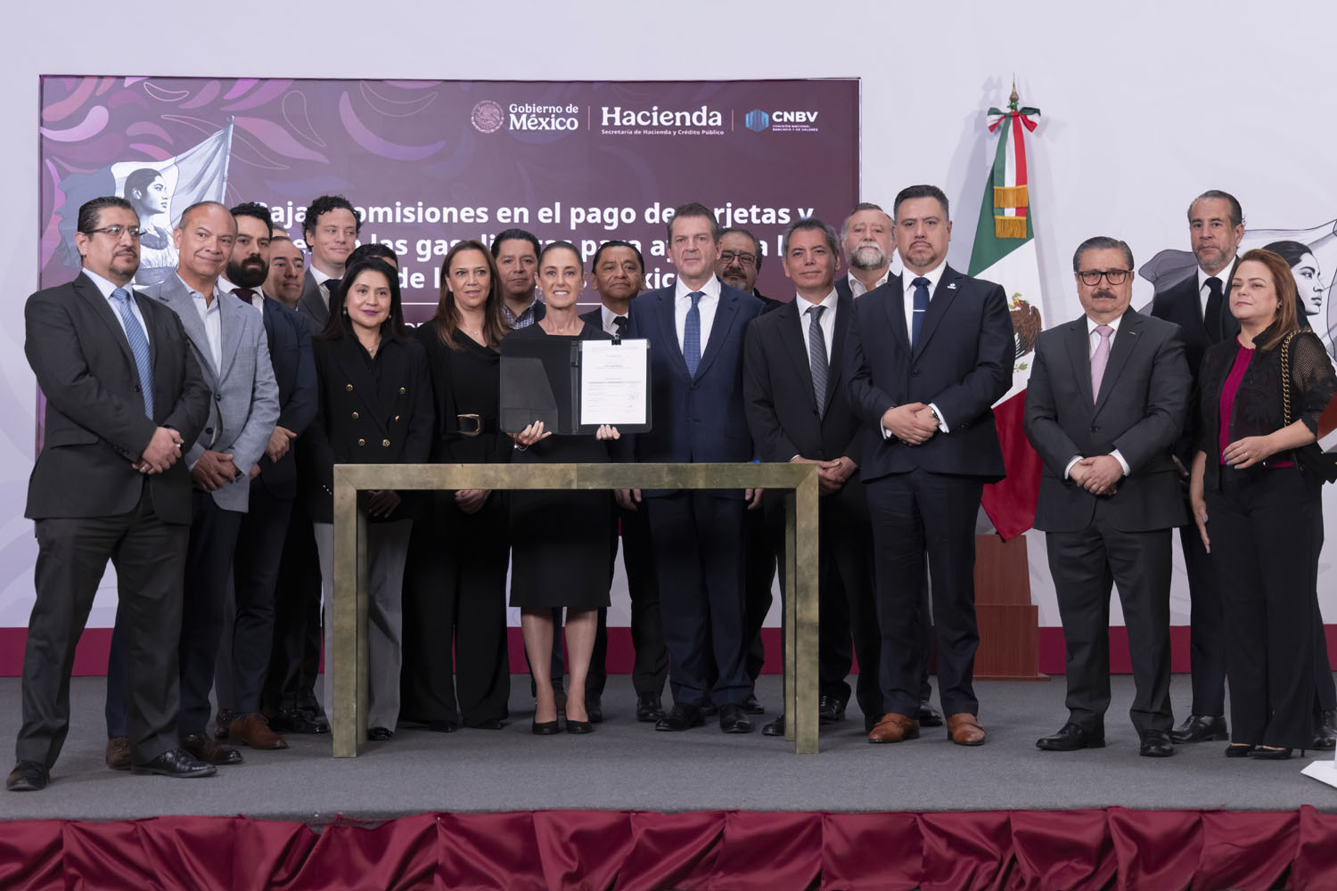 Sheinbaum anuncia acuerdo para disminuir comisiones en pago bancario de gasolina y diésel