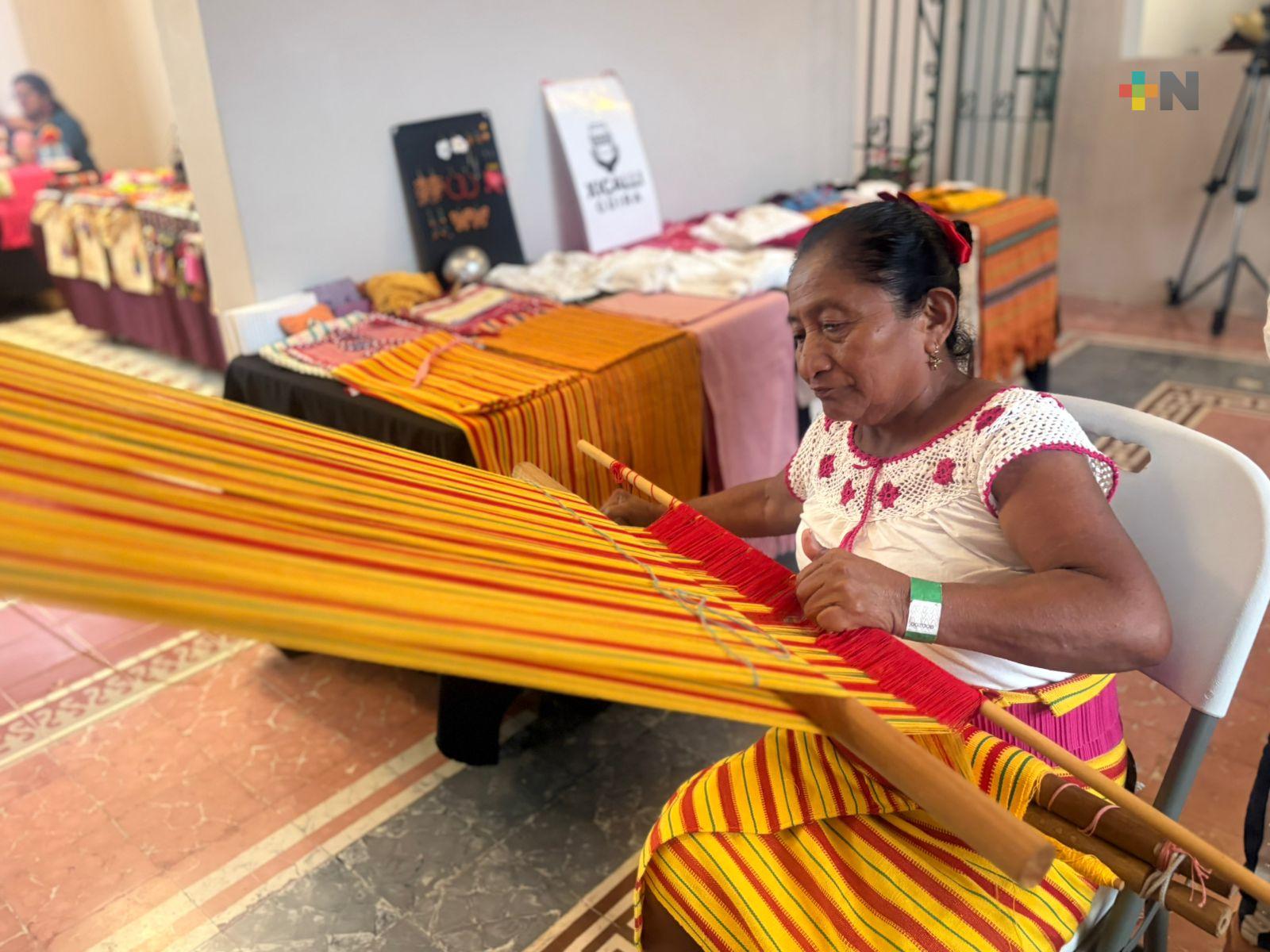 Tejedoras de Cosoleacaque buscan enseñar y fortalecer las técnicas tradicionales del tejido