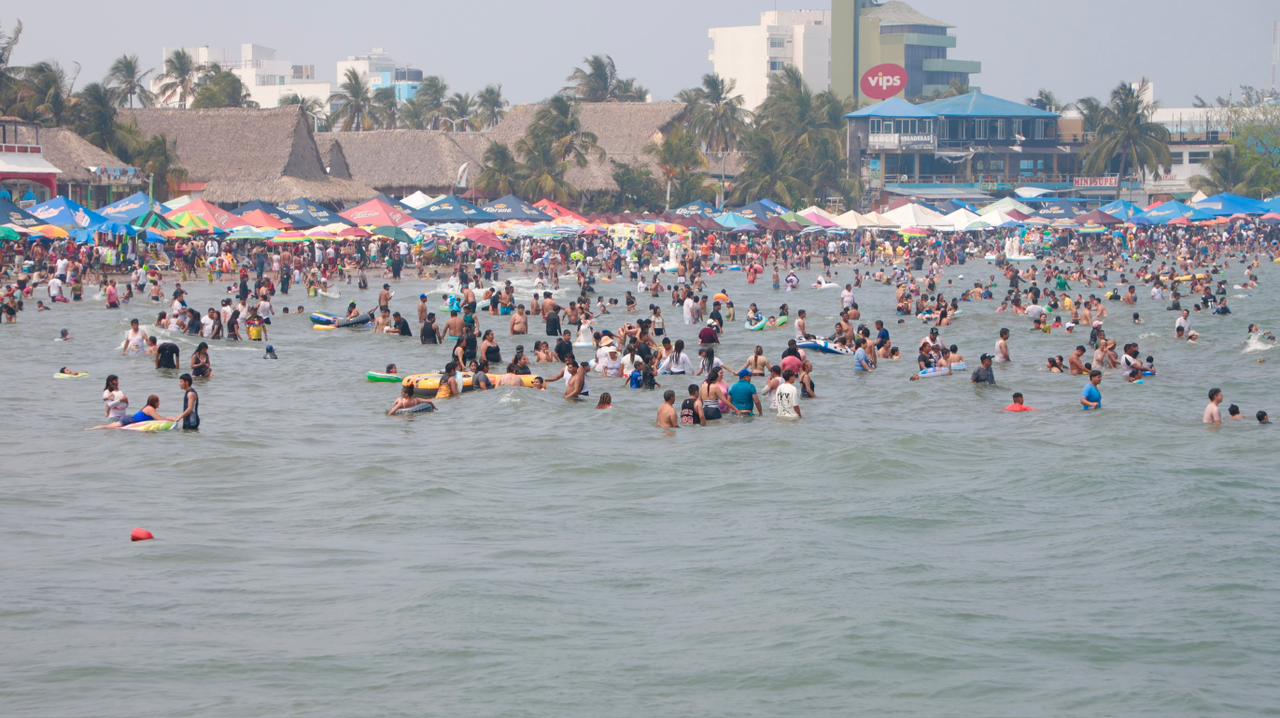 Entre olas tranquilas y ambiente familiar, playas registran alta afluencia turística este sábado