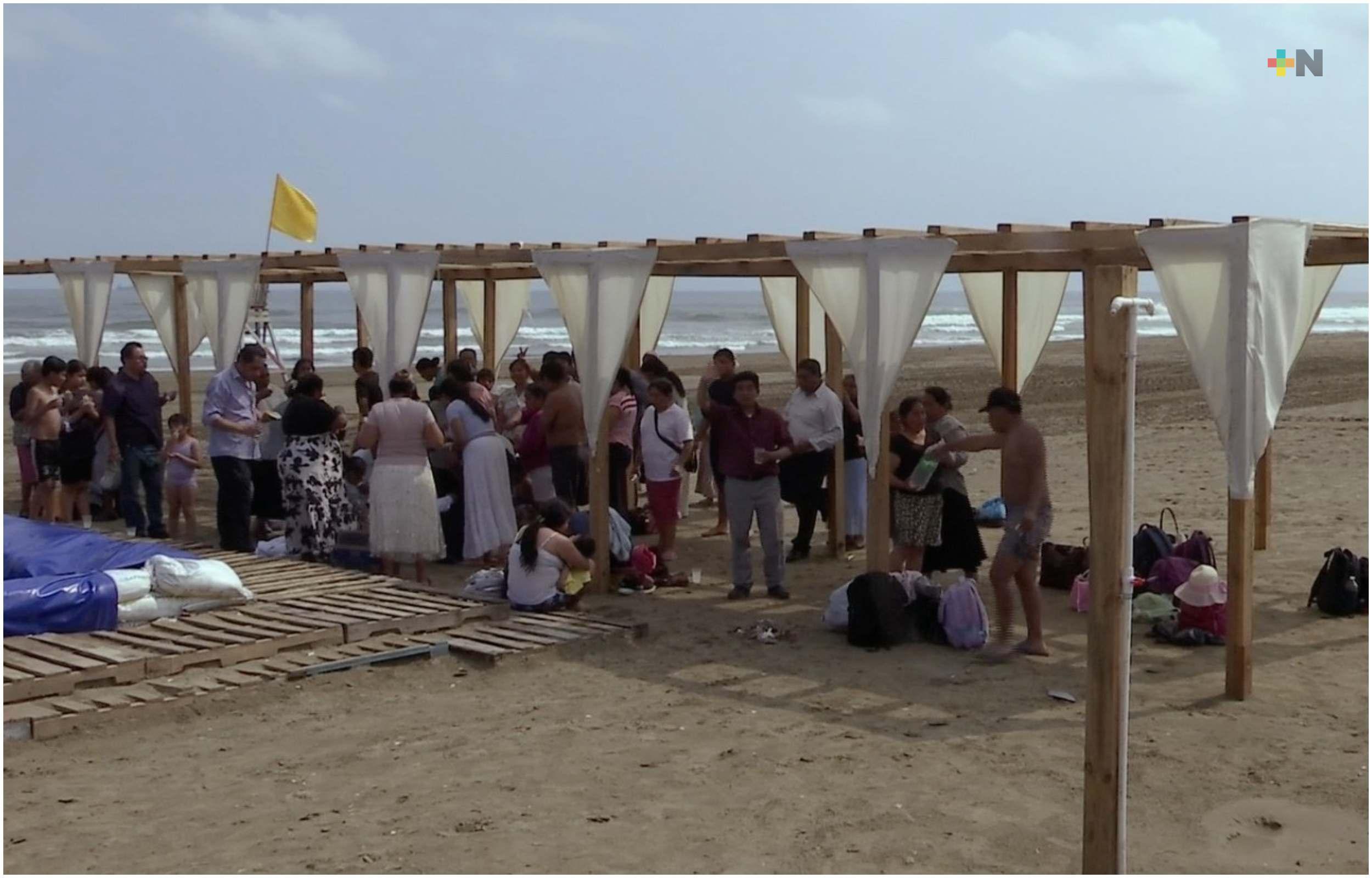 Continúa afluencia de visitantes en playa de Coatzacoalcos