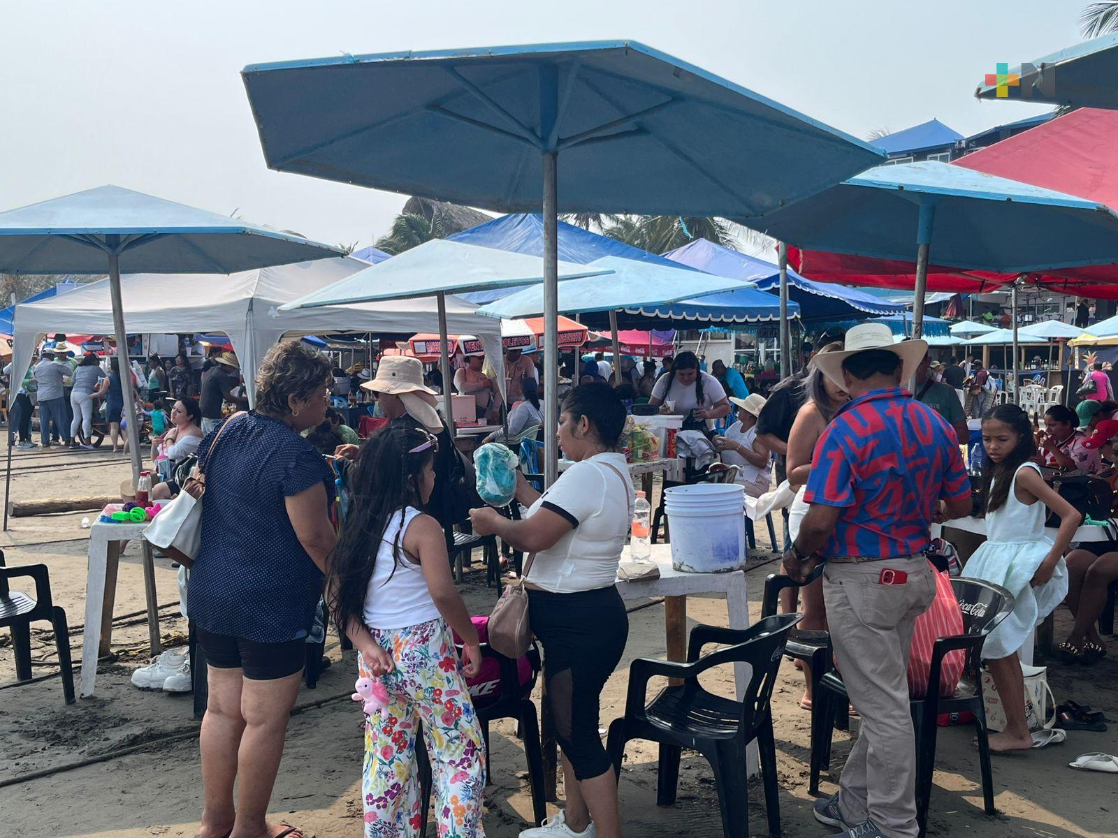 Turistas y locales abarrotan playas de Veracruz y Boca del Río