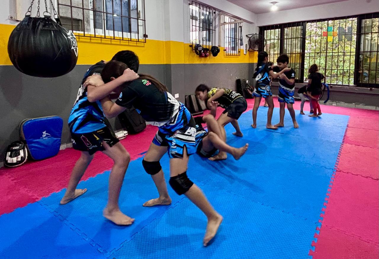 Deportistas de Coatza en torneos de artes marciales mixtas para distintas edades y categorías