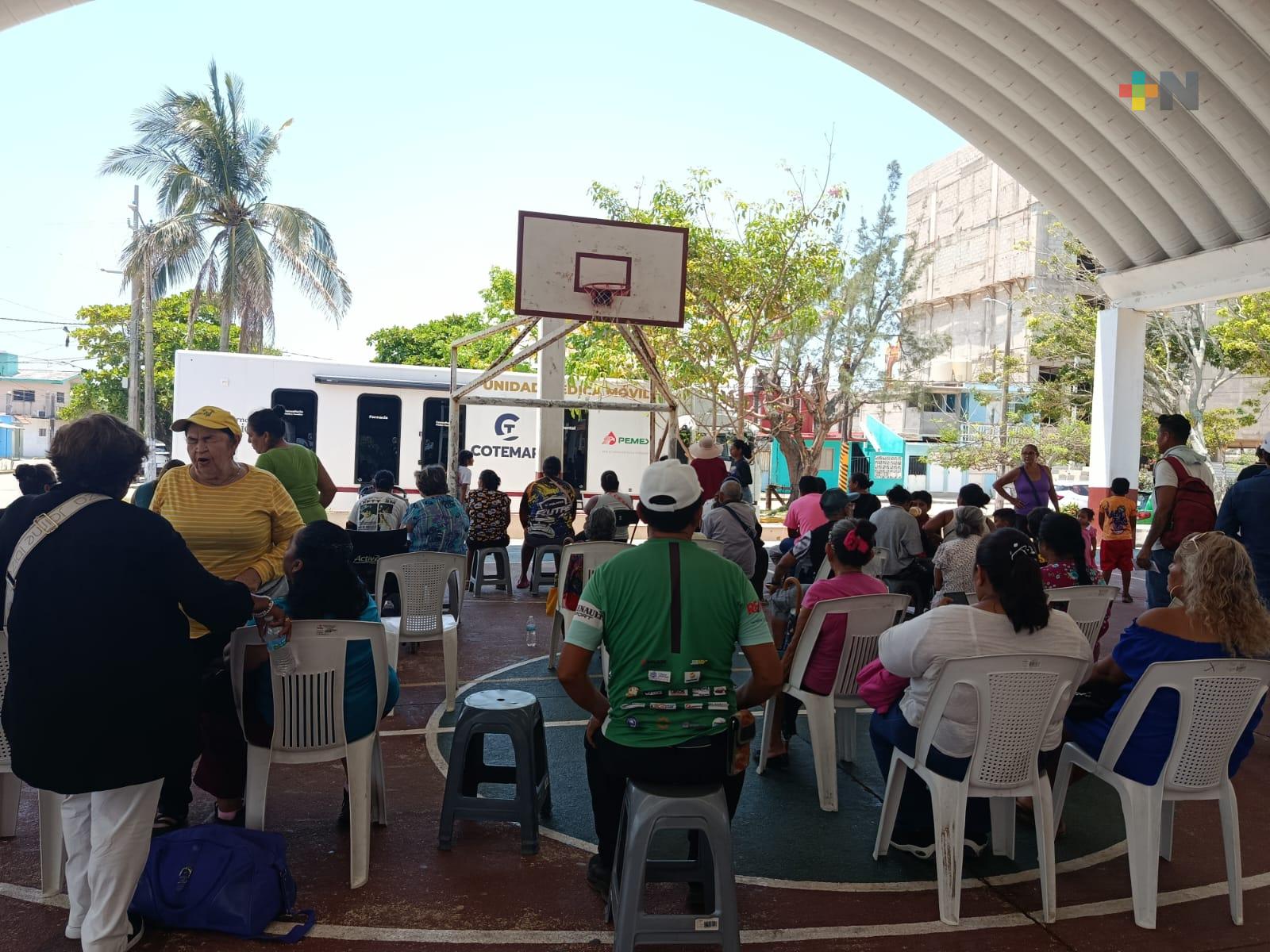 Gobierno federal ofrece servicios de salud en Coatza con unidad móvil